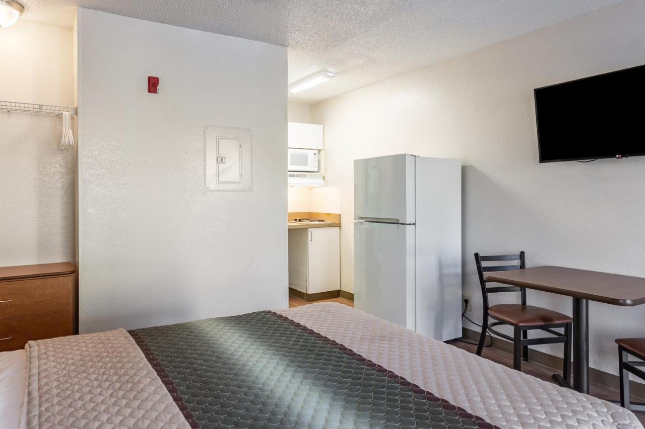 Hometowne Studios By Red Roof Nashville - Airport/Briley Pkwy Екстериор снимка